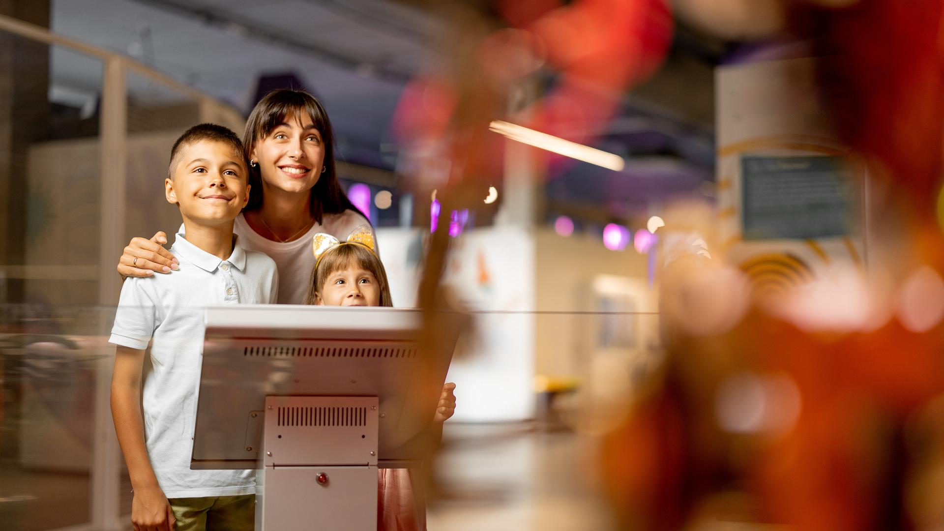 Familia disfrutando de una visita cultural en un museo de Madrid, observando obras y compartiendo una experiencia educativa juntos
