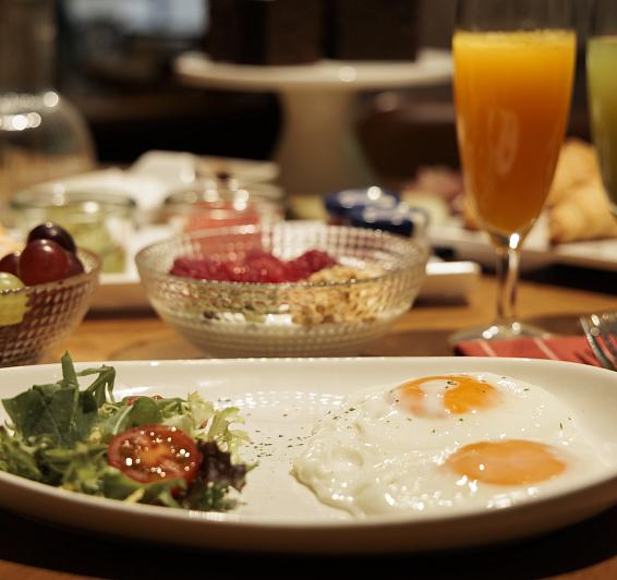 A tailor-made breakfast, with the best coffee and freshly cooked eggs