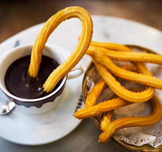 Churros con chocolate: el broche perfecto en el centro