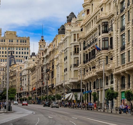 Gran Vía: paseo urbano, tiendas y arquitectura
